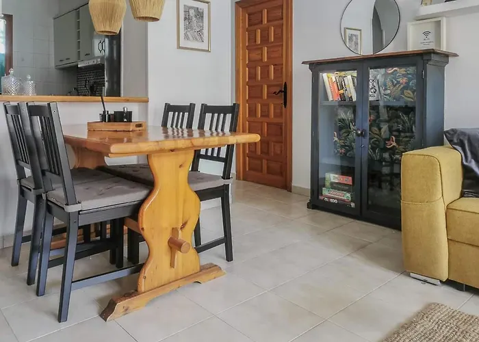 Casa Del Angel , Cosy 2 Bed Apartment,150m From Playa Locos Beautiful Swimming Pool Torrevieja